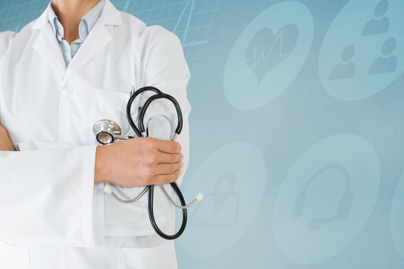 Médico con delantal blanco sosteniendo un estetoscopio