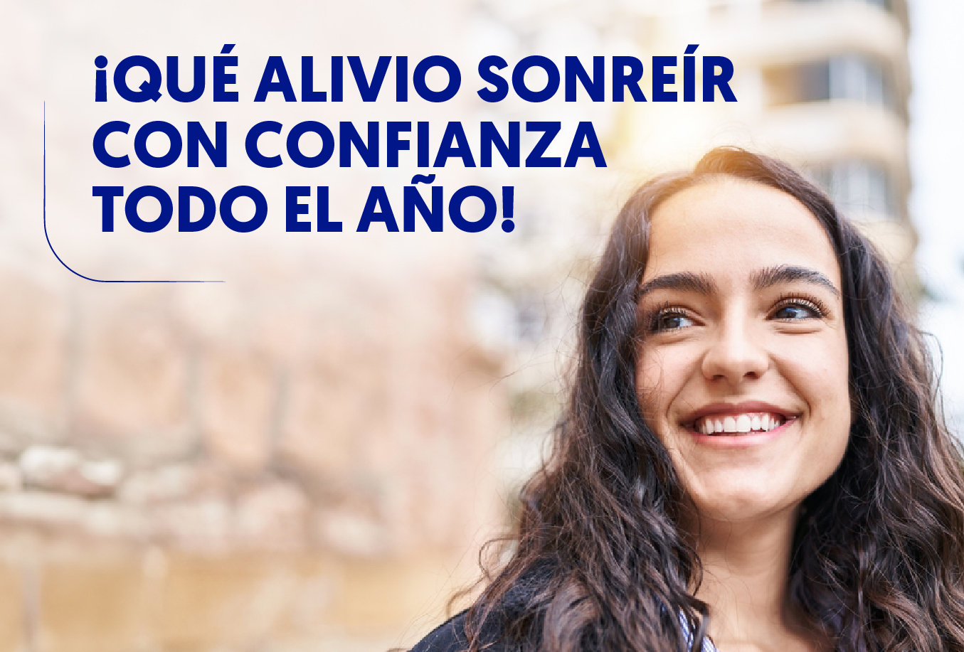 Mujer sonriendo con confianza — Convenios Dentales