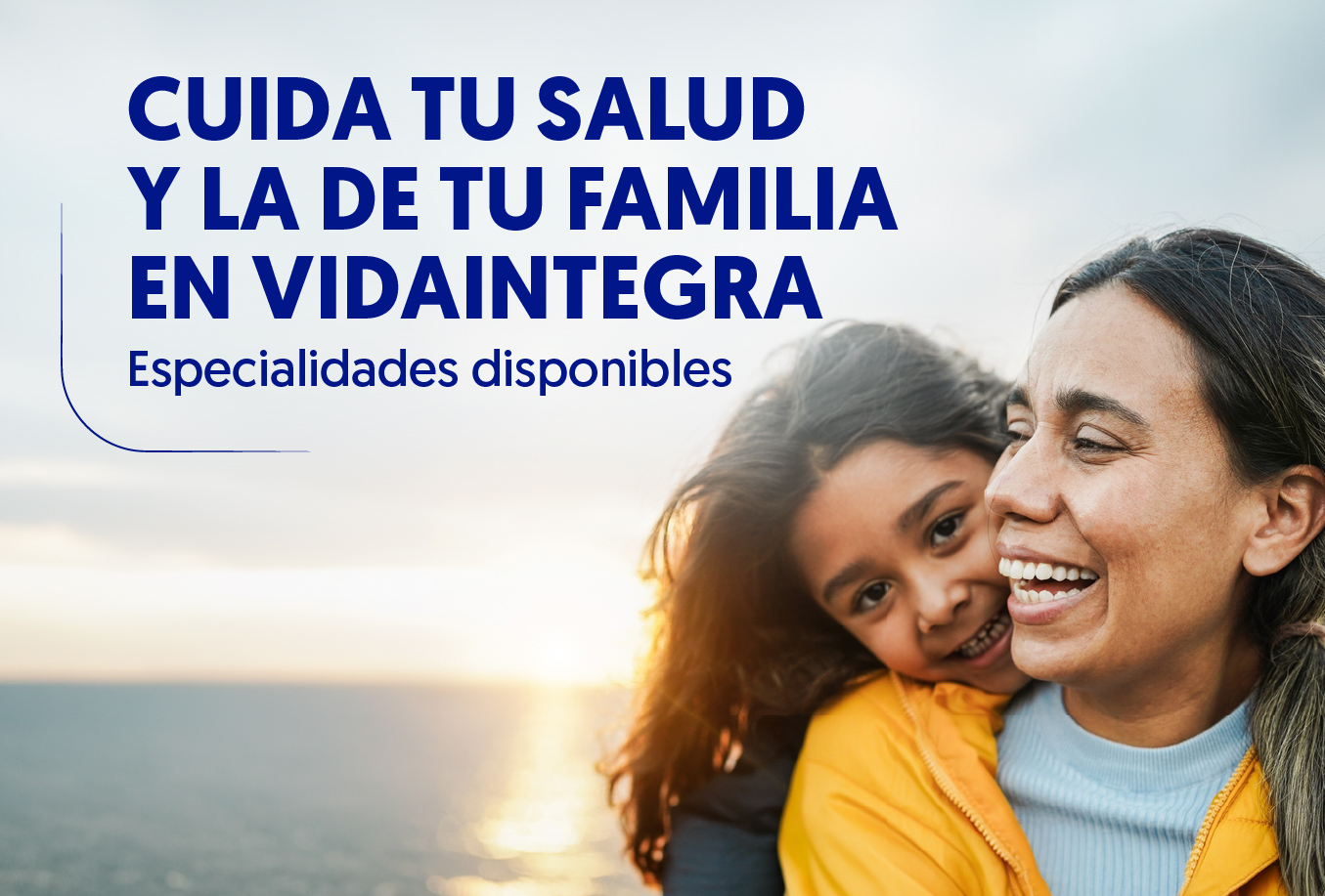 Madre e hija sonriendo junto al mar — Especialidades Médicas