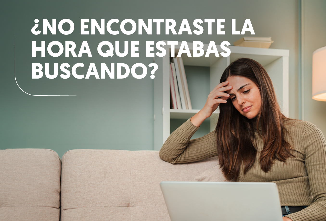 Mujer buscando horas disponibles en su computador